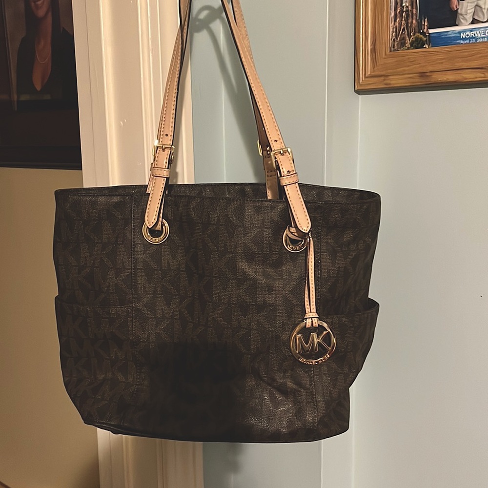 Nice Michael Kors tote bag. Very good condition.